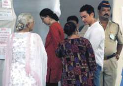 celebrities commoners in same queues to vote