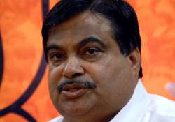 don t touch anyone s feet gadkari tells bjp workers