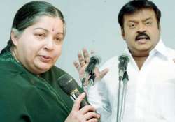 ec issues notices to jaya vijayakant