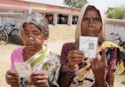 early voters throng jharkhand polling booths