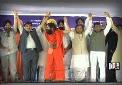 gadkari sharad yadav at ramdev s protest venue