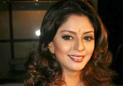 huge crowd in meerut prevents actor nagma from filing her nomination