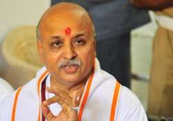 shoot those who hoist pakistani flags in kashmir says pravin togadia