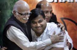 gadkari meets advani over sushma modi spat