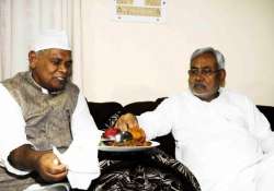 nitish kumar jitan ram manjhi share dais to dispel reports of difference