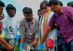 shashi tharoor joins swachh bharat abhiyan