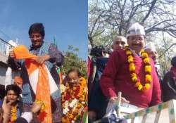 delhi polls kiran bedi and arvind kejriwal slug it out on the last day of election campaign