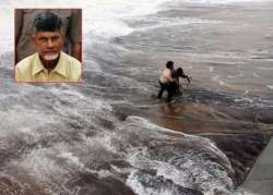 chandrababu naidu makes aerial survey of hudhud hit areas