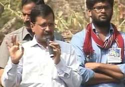 kejriwal meets agitating students attacks irani for caste politics