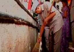 aap chief kejriwal cleans drains