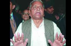 mulayam alleges land grabbing by maya demands cbi probe