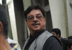 shatrughan sinha raises questions over cbi raid at kejriwal aide s office