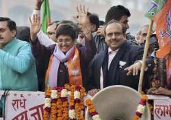 aap bjp war gets uglier bedi approaches police against vishwas