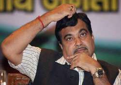 nitin gadkari escapes unhurt after a polythene sheet gets entangled in chopper blades