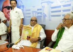 karunanidhi slams karat for calling dmk family controlled party