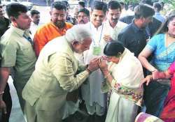 lata mangeshkar wants to see narendra modi as pm congress jd u stumped