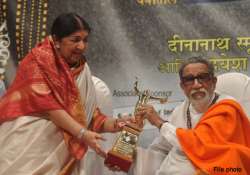 lata calls on bal thackeray huge concerns over shiv sena chief s health