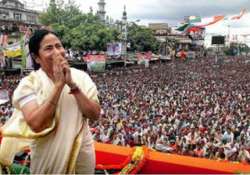 mamata ends campaign with huge kolkata roadshow