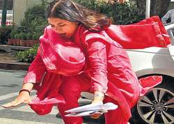 maneka gandhi stumbles falls on parliament house stairs