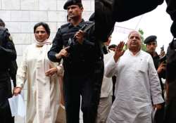 mulayam ready to shake hands with mayawati provided lalu intervenes