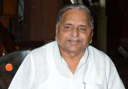 mulayam meets badal junior scotches talk of third front