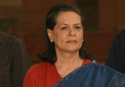 sonia asks partymen to fight as one disciplined team in polls