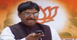 sulking munde meets udhav thackeray