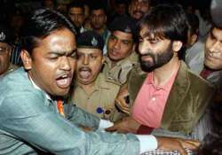 yasin malik returns to india faces protests