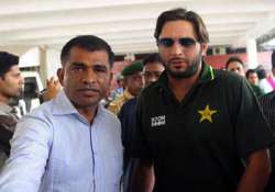 shahid afridi slaps punches fans at karachi airport