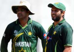 afridi waqar bury hatchet after a chat