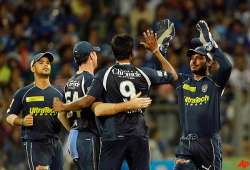 deccan chargers shock mumbai indians by 10 runs