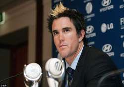 kevin pietersen turns from stylish batsman to hair stylist