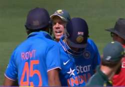 tri series brief verbal spat between sharma warner in 2nd odi