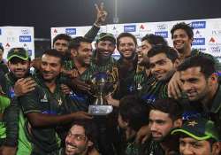 pakistan beats zimbabwe in tense t20 match