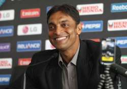 shoaib akhtar s u turn on misbah says skipper is keeping team alive