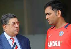 dhoni criticised for meeting srinivasan in chennai