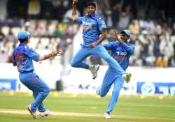 ind vs sl kohli praises bowlers for easy win in 3rd odi