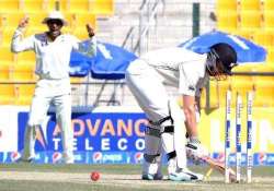 pak vs nz kiwis further slip to 186 5 at tea against pakistan