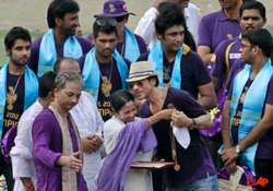 mamata cynosure of all eyes at felicitation of kkr team