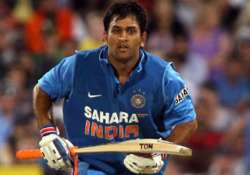 dhoni takes india to 227/6