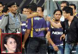 srk should have apologized says writer shobhaa de