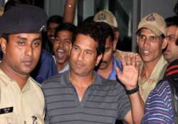 sachin gets rosy welcome in kolkata