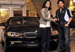 sachin tendulkar gifts bmw car to shuttler saina