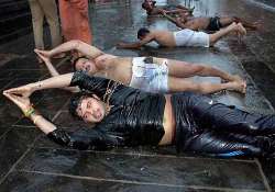 sreesanth prostrates before god in sabarimala temple