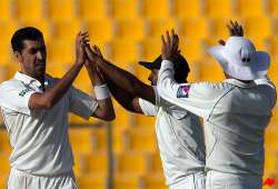 sri lanka struggling to save test as umar gul ajmal strike