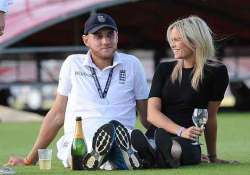 stuart broad toasts a drink with his g/f bealey mitchell after test series win against india