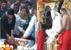 suresh raina offers prayers at shirdi shrine