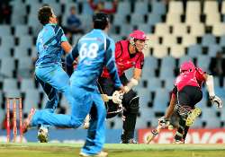 sydney scrambles through to cl t20 final