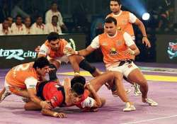 pro kabaddi dabang delhi edge past pune bengal lose to u mumba