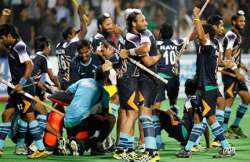 lion hearted india beat england in shoot out to enter final